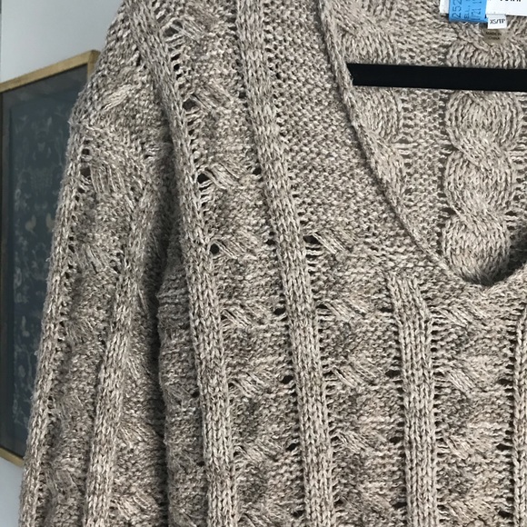 John & Jenn v-neck beige-toned sweater - Picture 4 of 9